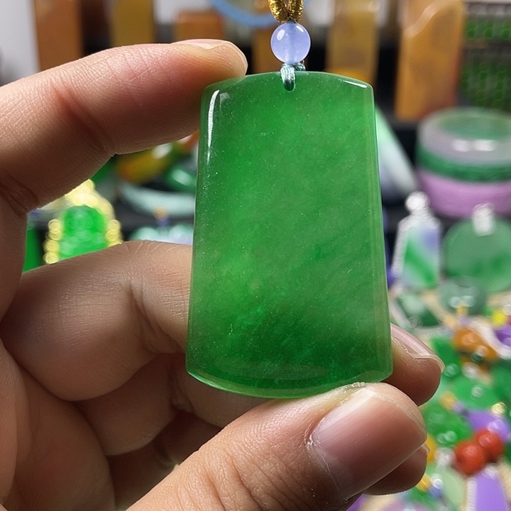 威***哥翡翠未镶嵌颈饰牌子