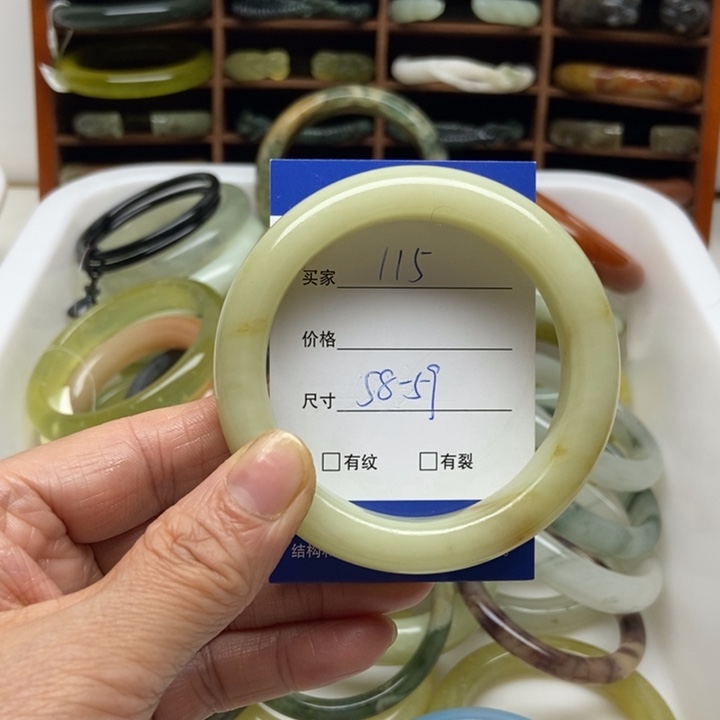 蛇纹石玉未镶嵌手镯