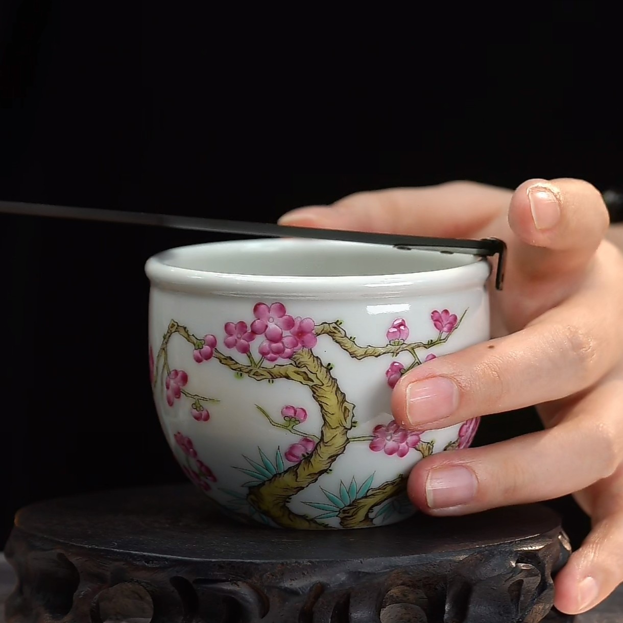 粉彩梅花纹缸杯