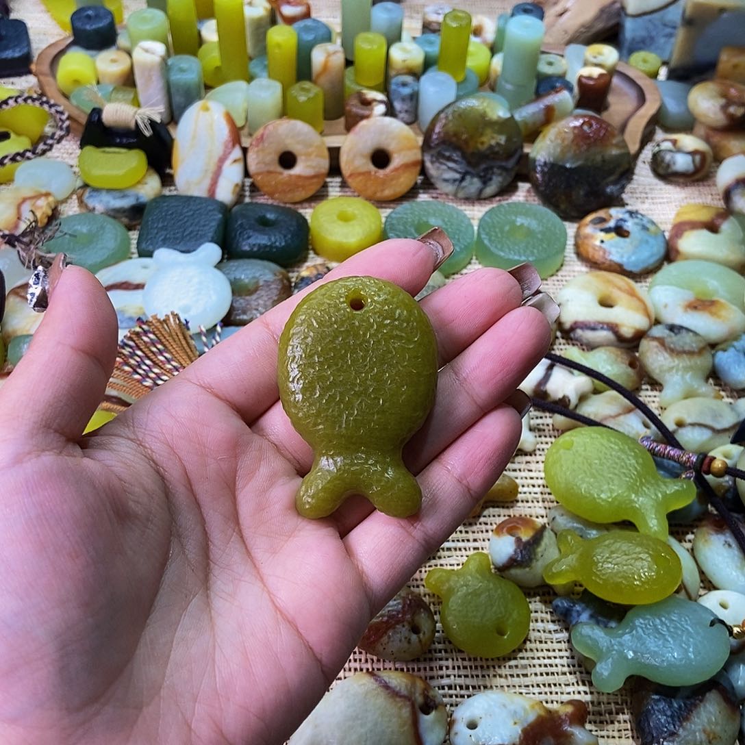 未镶嵌蛇纹石玉挂件王*