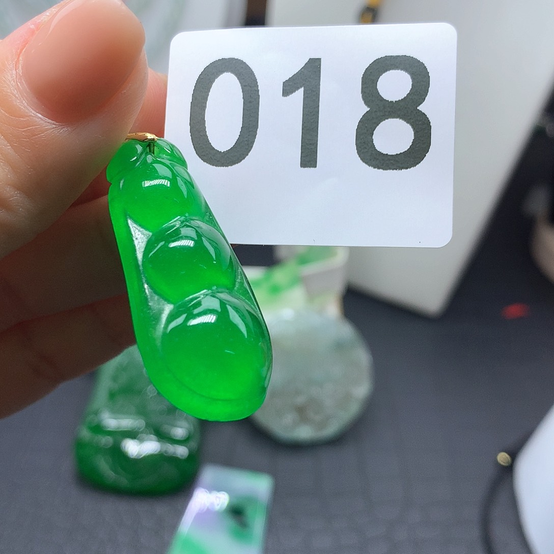 翡翠吊坠(赠链)未镶嵌