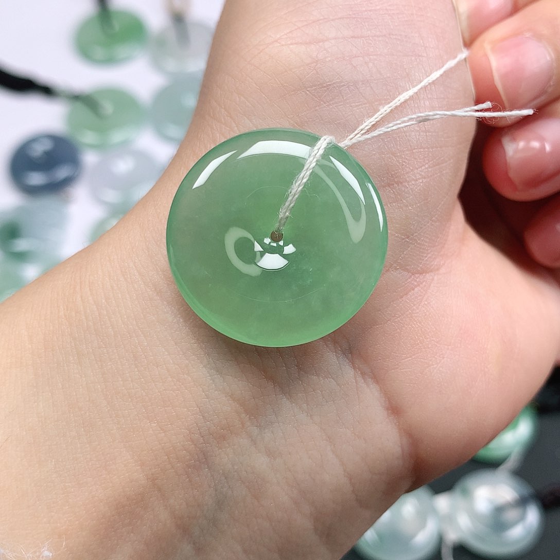 翡翠颈饰未镶嵌单**。平安