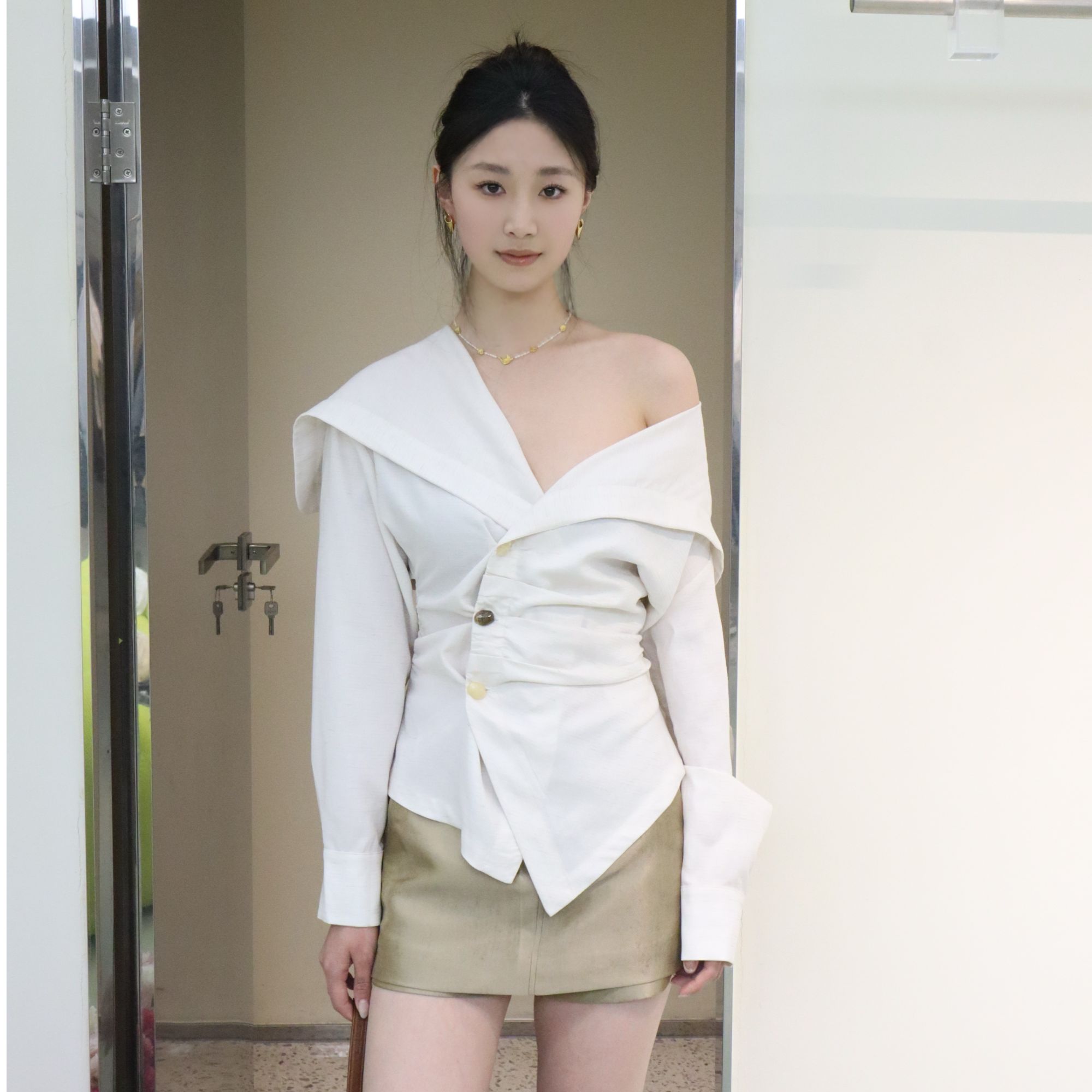 Cello Sonata 春夏大翻领不规则门襟衬衫白色收腰法式上衣