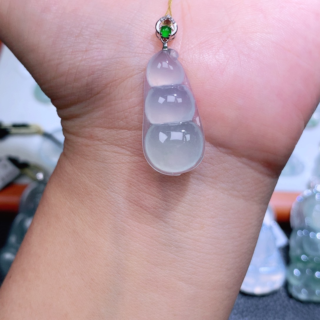 翡翠18K金镶嵌颈饰福豆