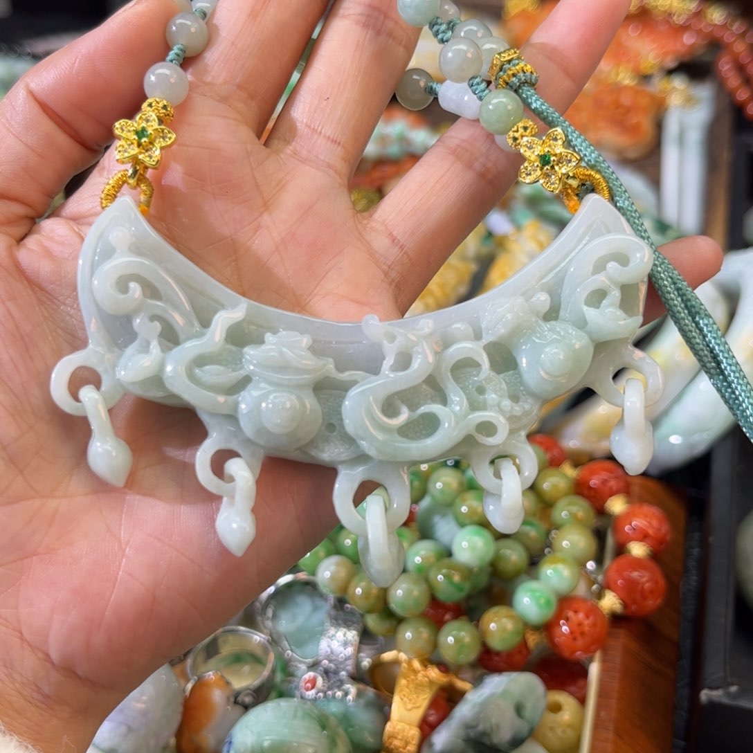 翡翠颈饰未镶嵌待编款