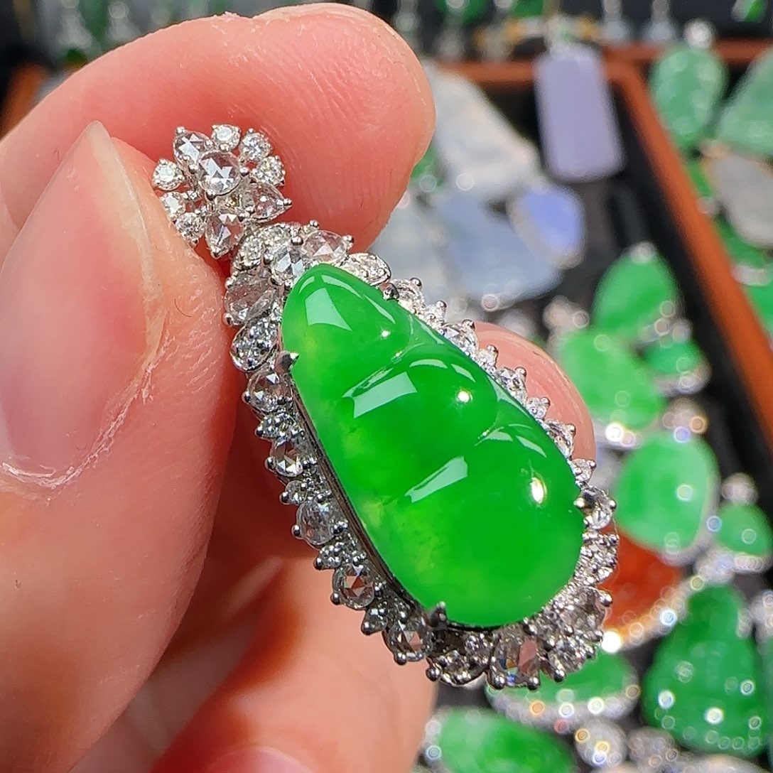 翡翠颈饰18K金镶嵌阳绿福豆