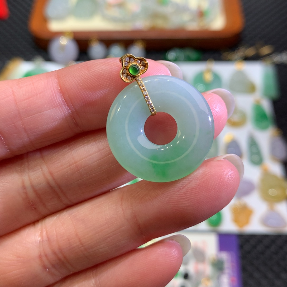 翡翠颈饰18K金镶嵌翡翠吊坠的未镶嵌