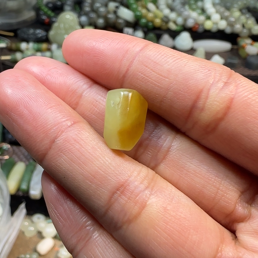 和田玉未镶嵌颈饰糖白三通随形