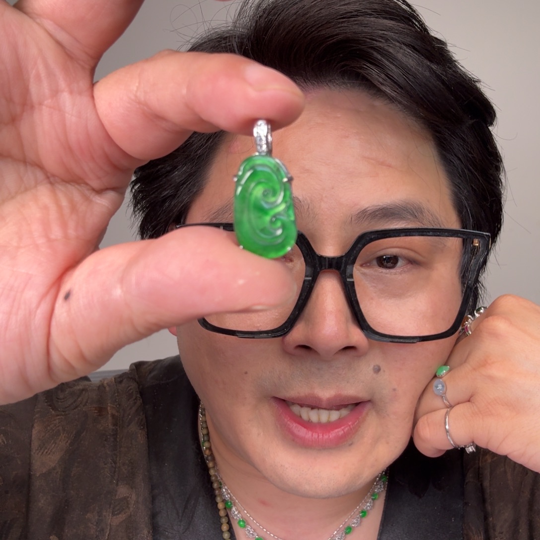 翡翠未镶嵌颈饰一件