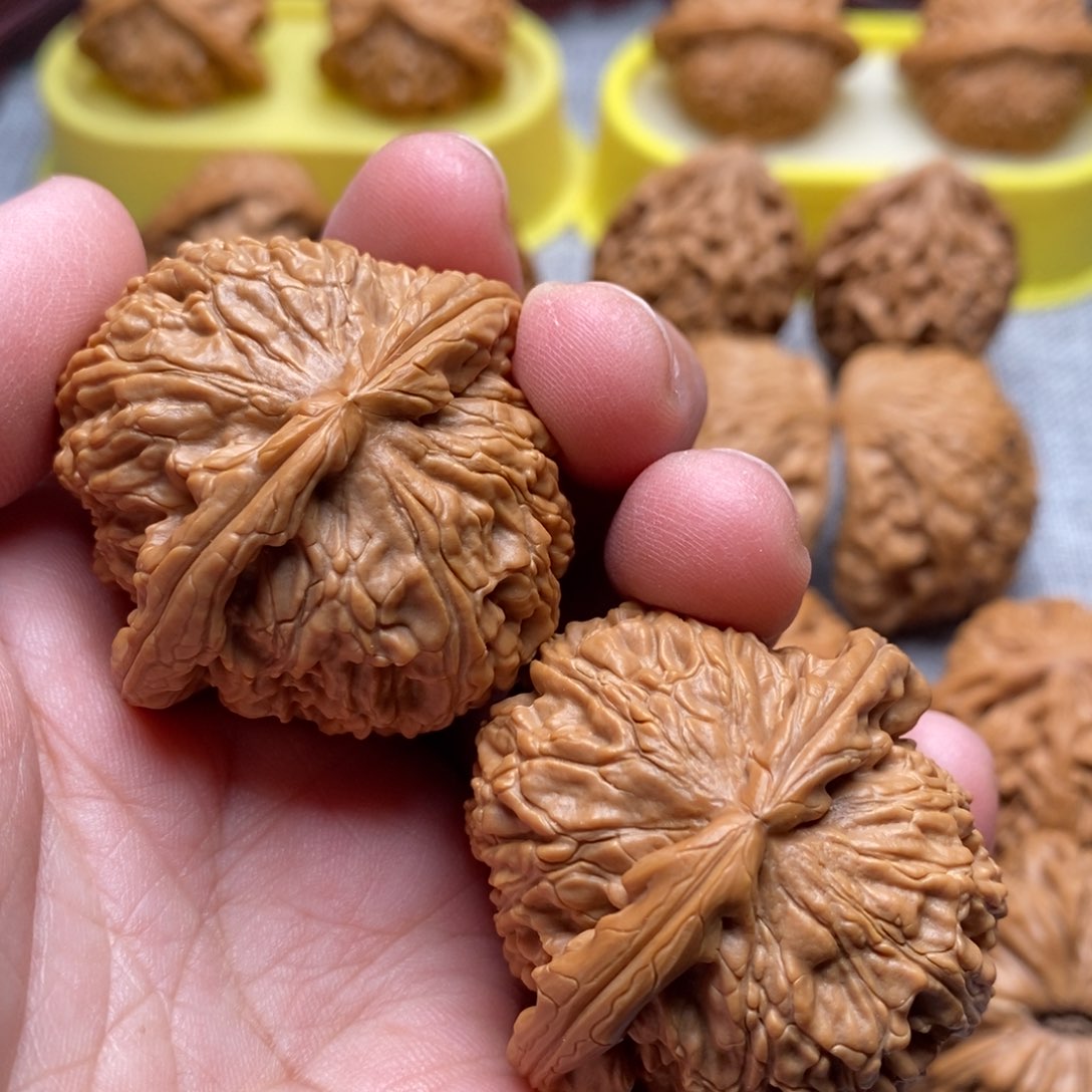 文玩核桃把件42红皮白狮子精品