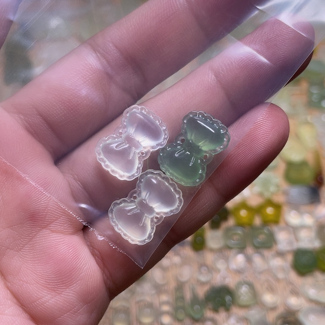S***屁未镶嵌蛇纹石玉吊坠