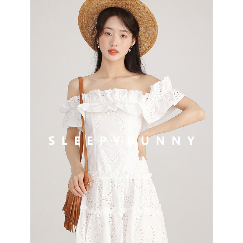 H瞌睡兔【清苍】一字领露肩连衣裙夏缕空花边蛋糕裙白色短裙21068