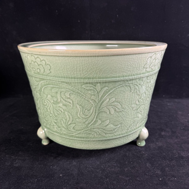 M龙泉窑梅子青釉花卉纹三足炉