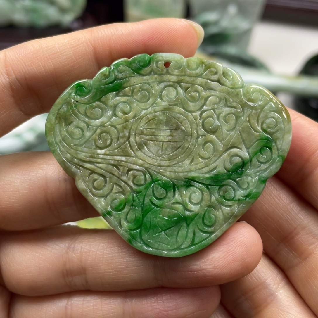 翡翠未镶嵌颈饰牌子