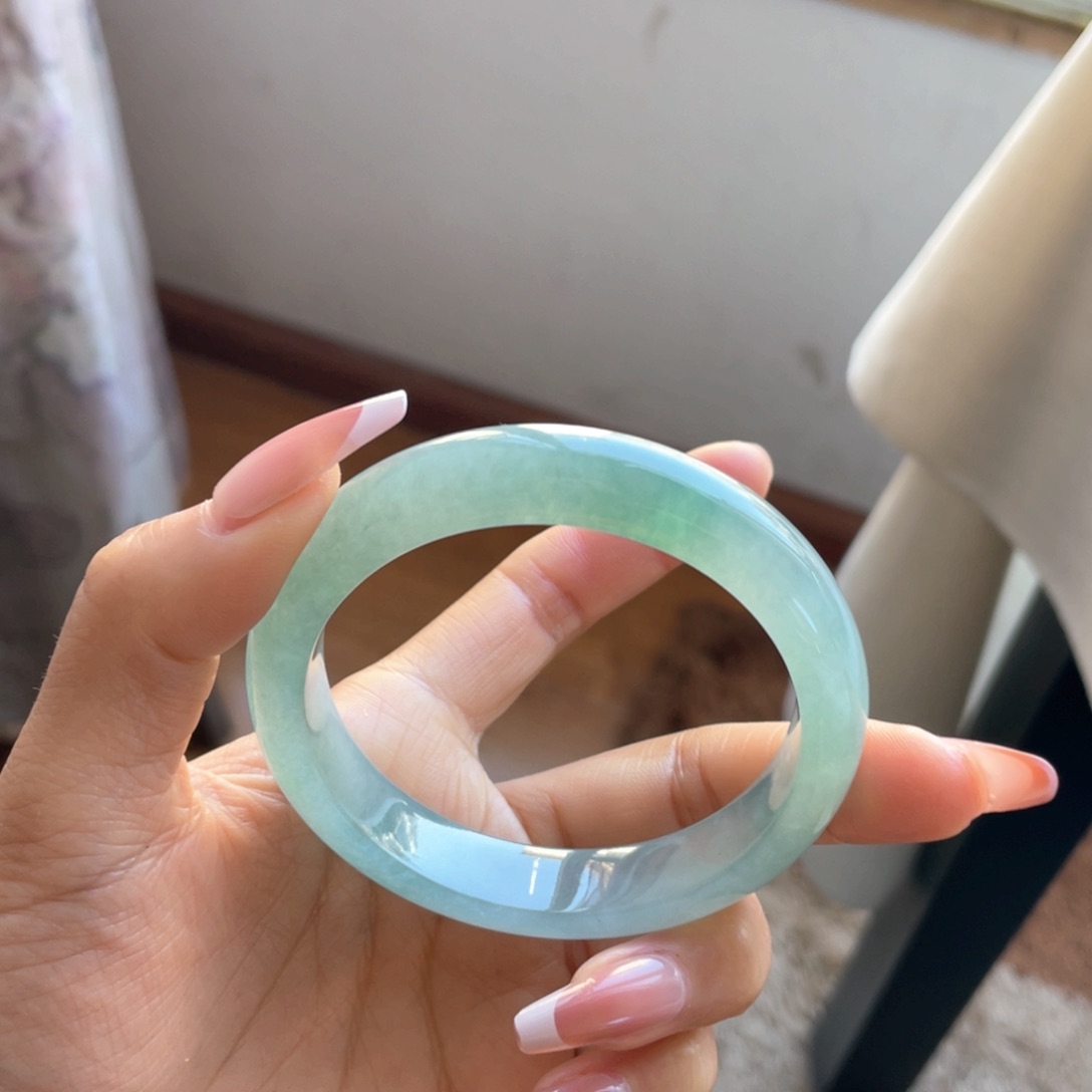 翡翠手镯未镶嵌蓝绿
