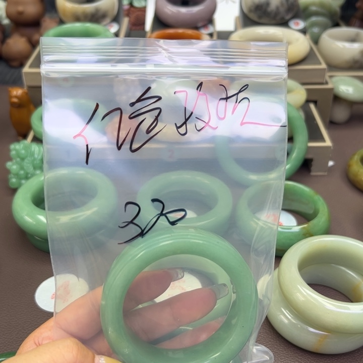 石英岩玉手镯未镶嵌红**瑰