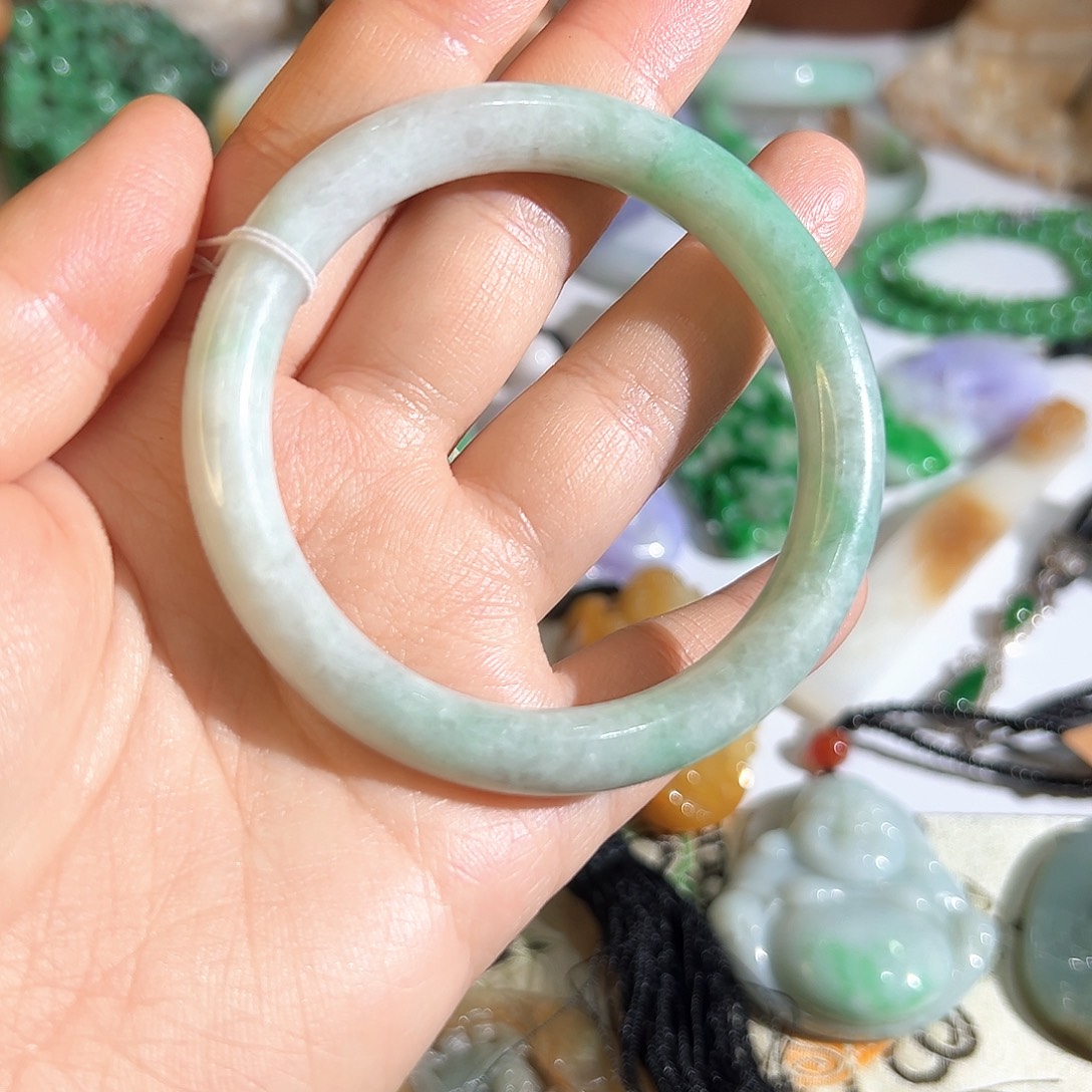 翡翠未镶嵌手镯翡翠飘绿手镯有纹