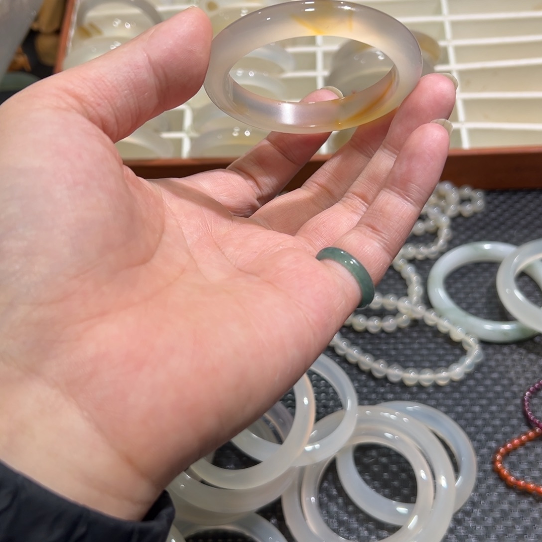 玛瑙/玉髓未镶嵌手镯53圈有包容35