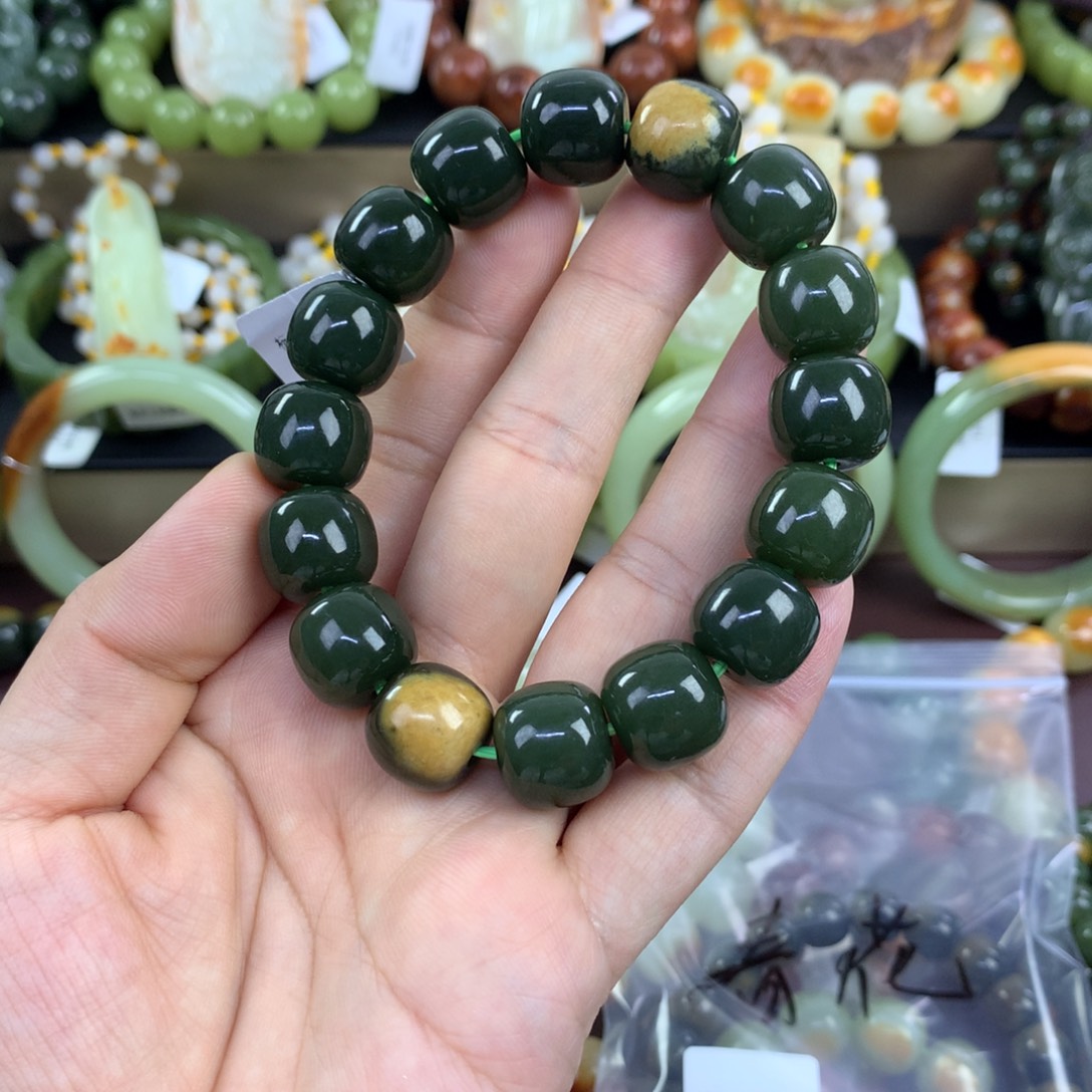 ****]透闪石质玉未镶嵌手串
