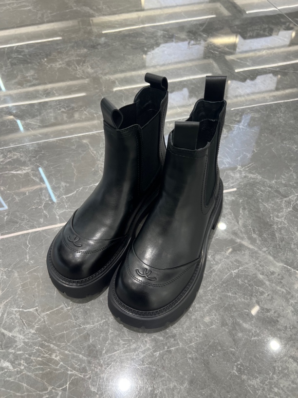 女常规修面皮马丁靴黑色粗跟靴子靴子皮靴黑色时装靴