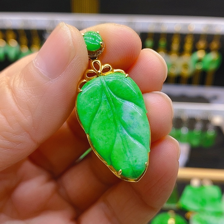 翡翠吊坠(赠链)18K金镶嵌吊坠