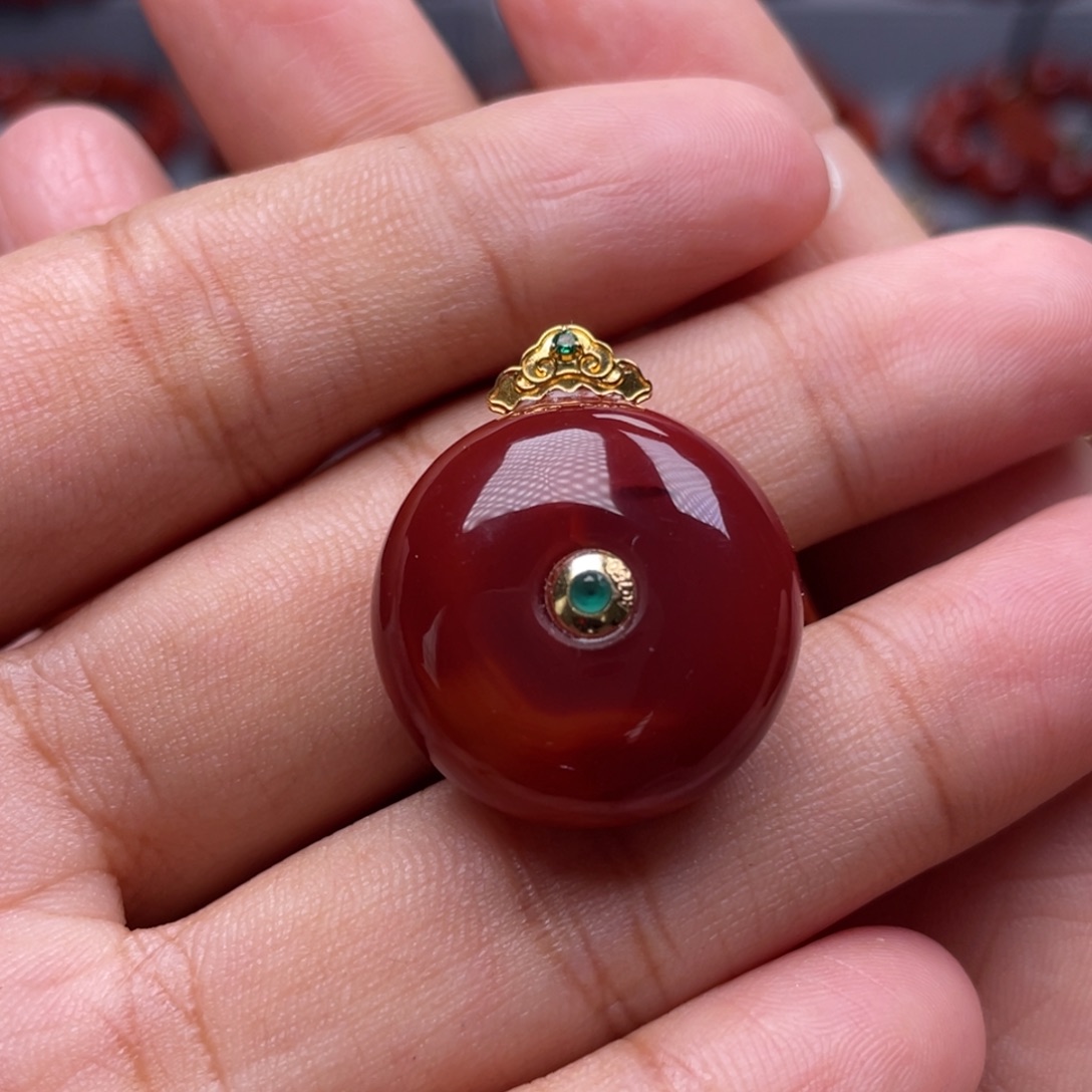 南红玛瑙18K金镶嵌珠宝奇石平安扣吊坠