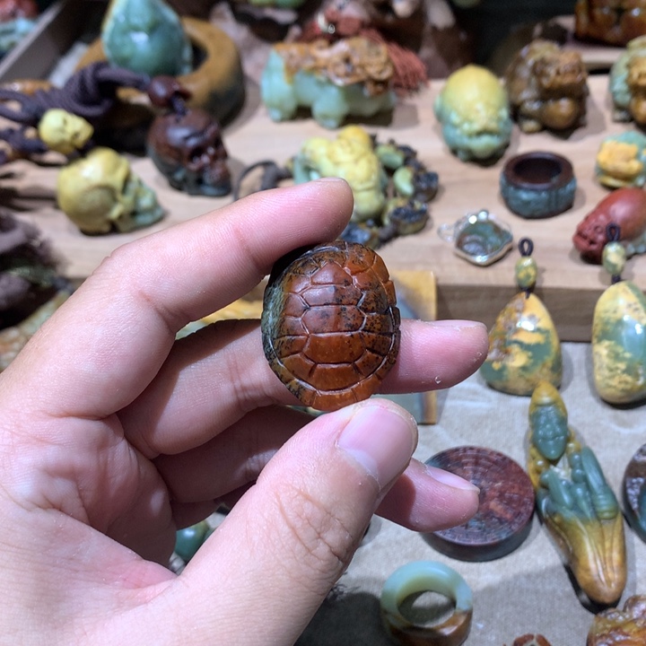 未镶嵌岫岩河磨玉（透闪石质玉）挂件