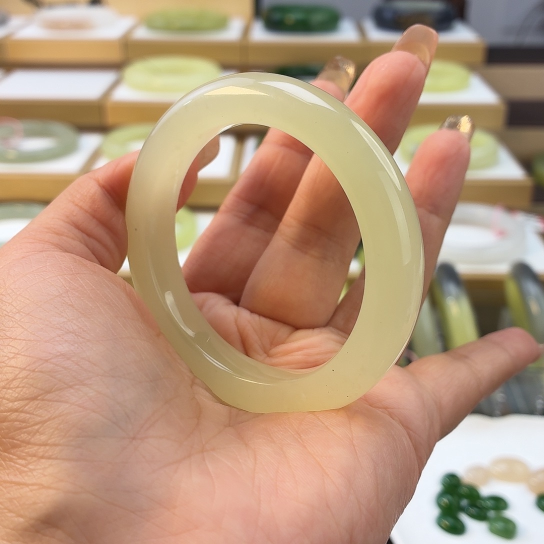 和田玉未镶嵌手镯