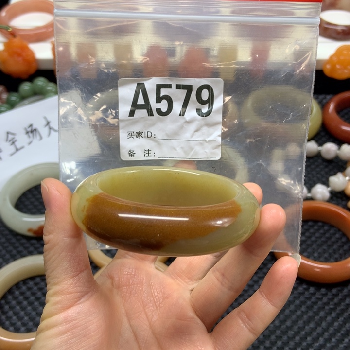 暖***暖石英质玉未镶嵌手镯