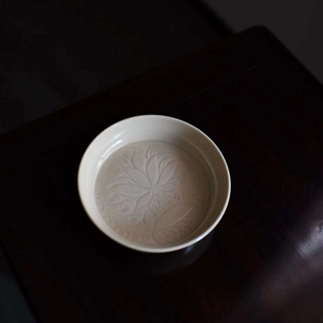 【云人访】云泊定白刻萱草纹壶承