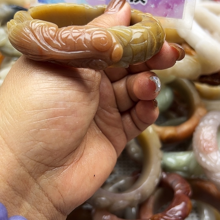 未镶嵌手镯石英岩玉