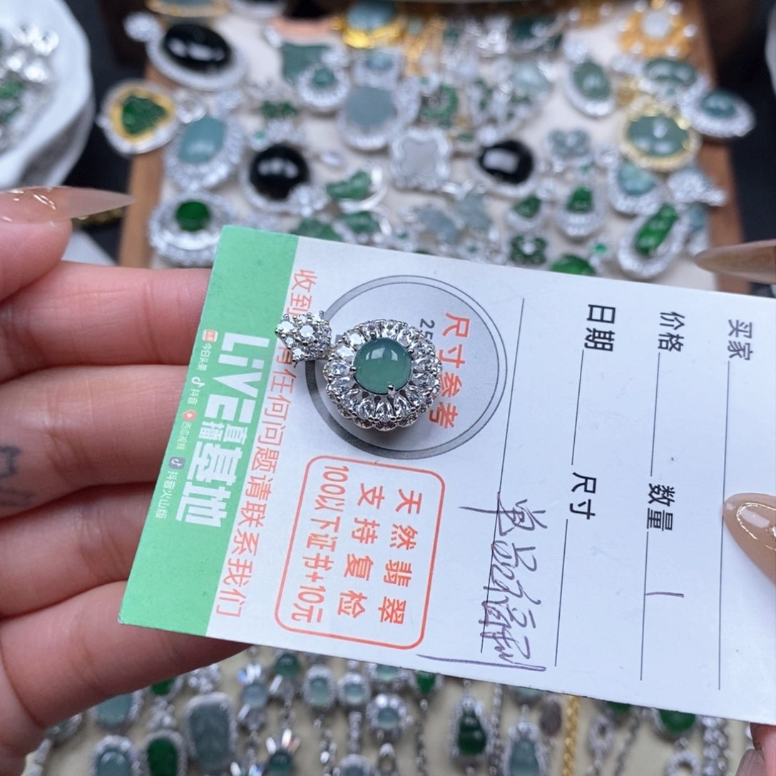 翡翠颈饰未镶嵌翡翠