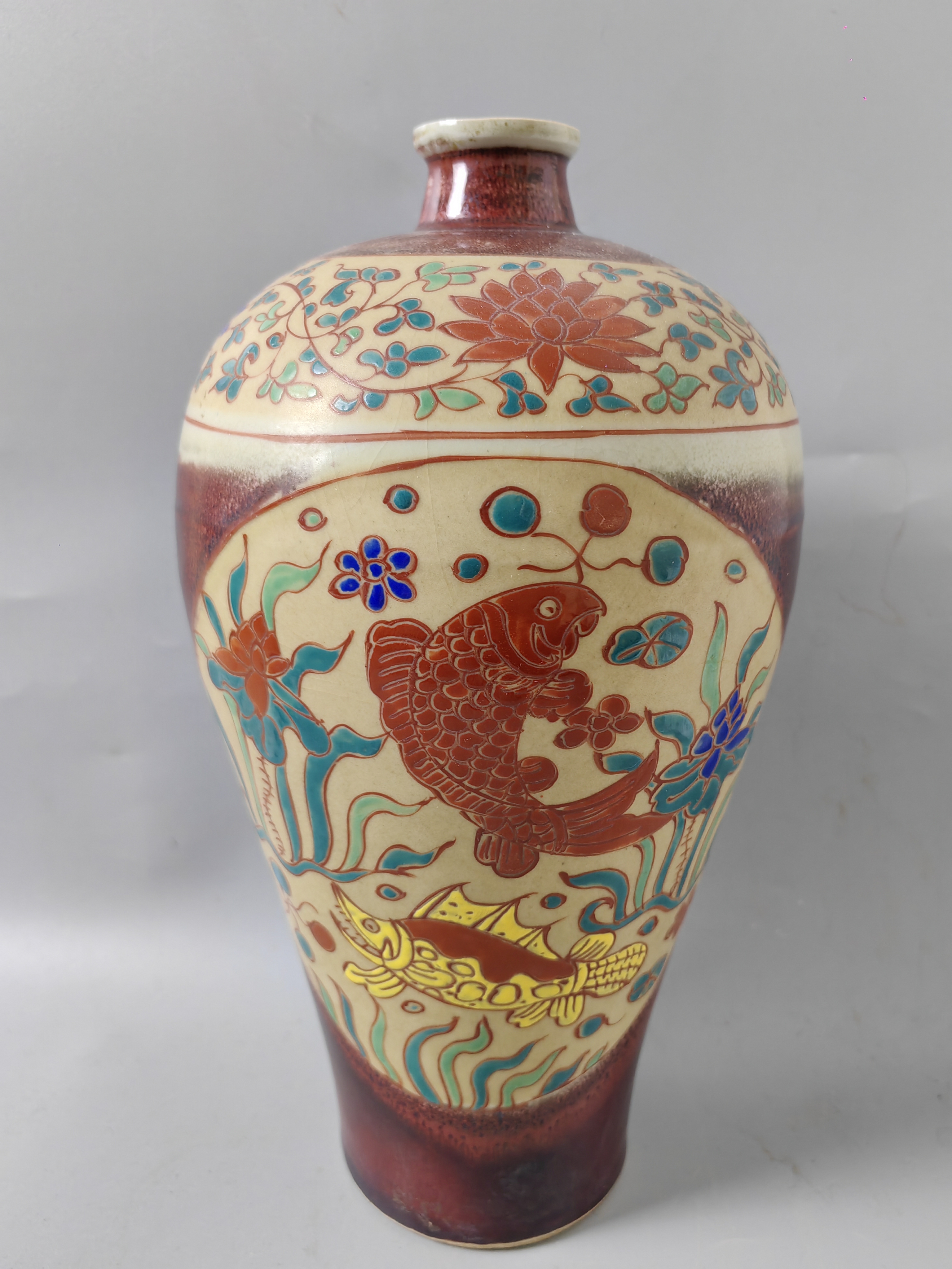 霁红釉鱼藻纹梅瓶摆件