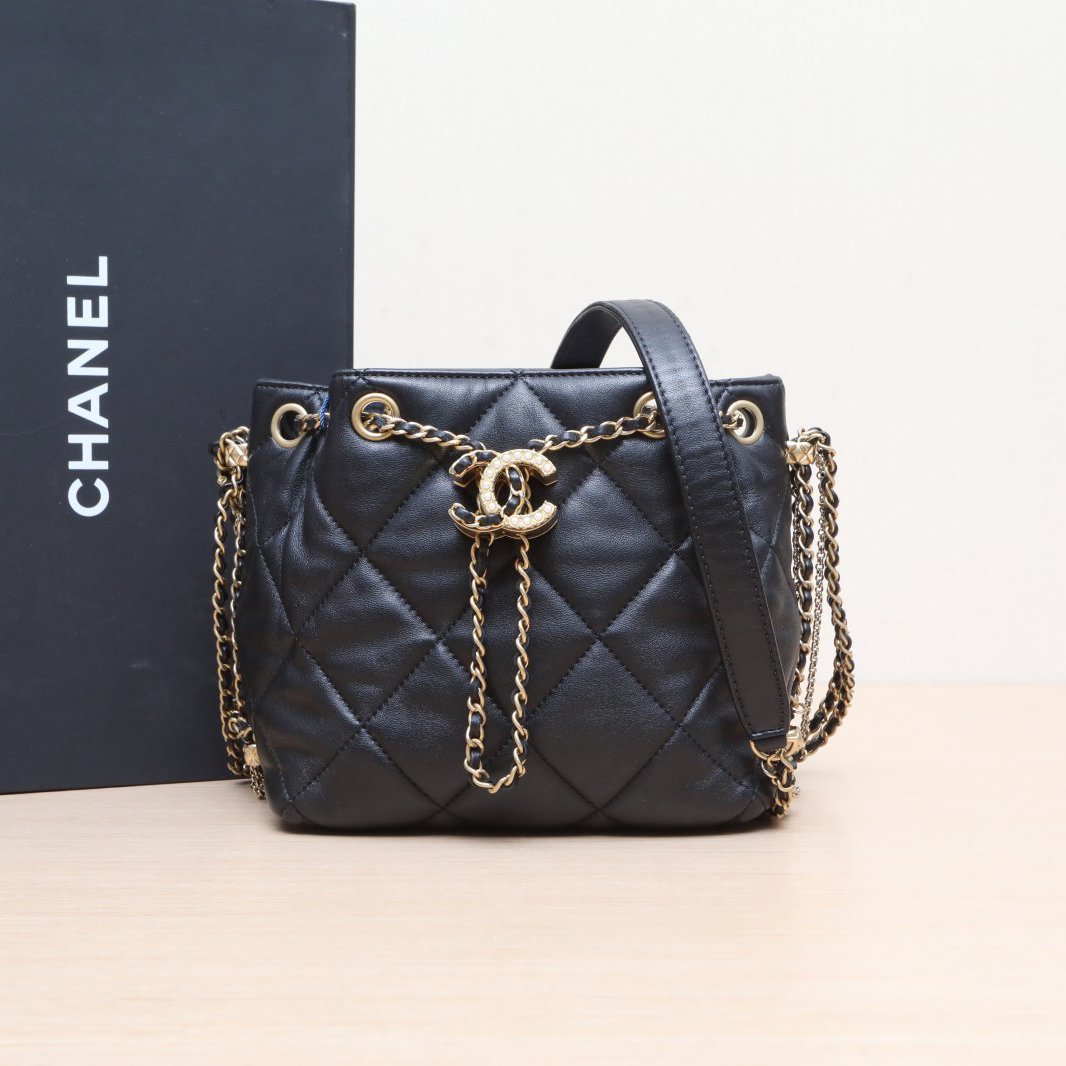 95新 Chanel/香奈儿 小花攀攀水桶包 18CM/鸳鸯扣 黑色皮革S 芯片