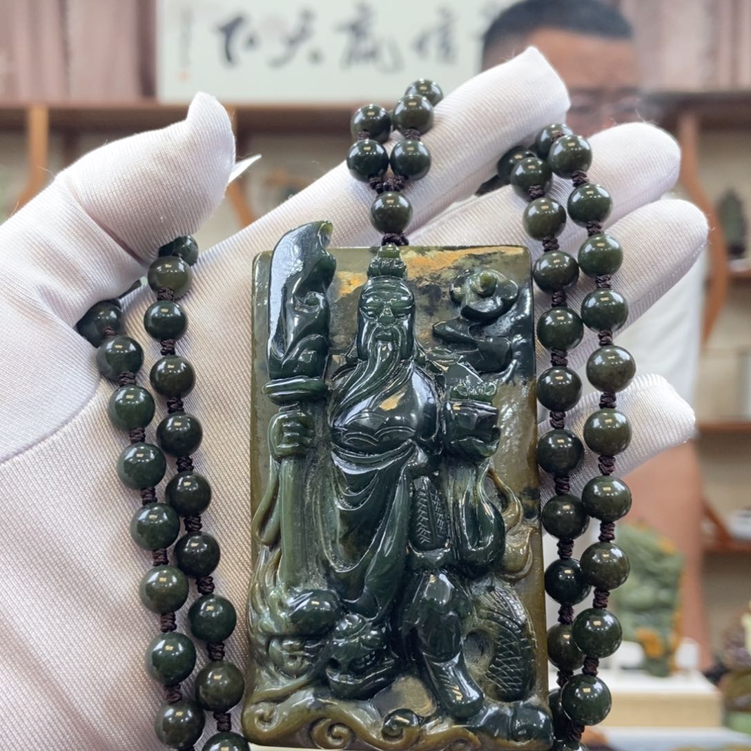 和田玉未镶嵌颈饰中****赢