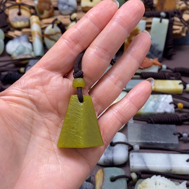 蛇纹石玉未镶嵌颈饰