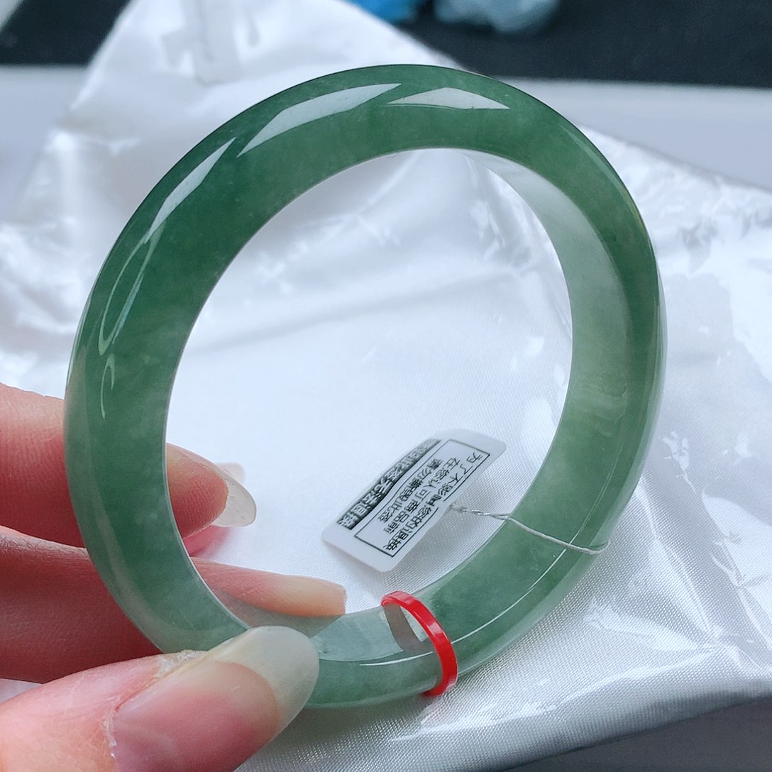 翡翠手镯未镶嵌56圈
