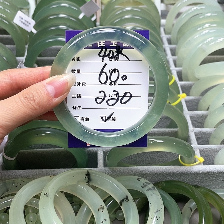 蛇纹石玉手镯未镶嵌