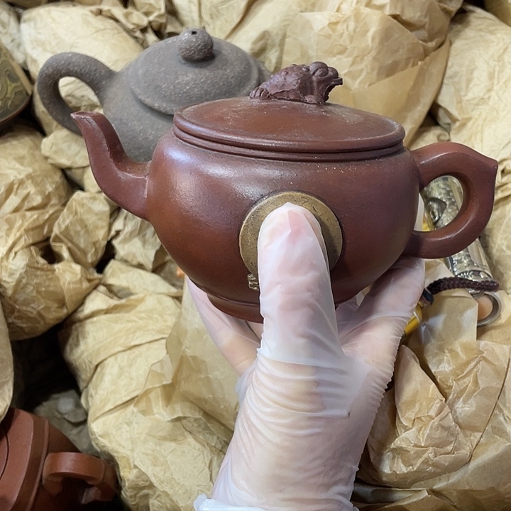 紫砂茶壶原矿泥料，手工制作的一把紫砂壶。