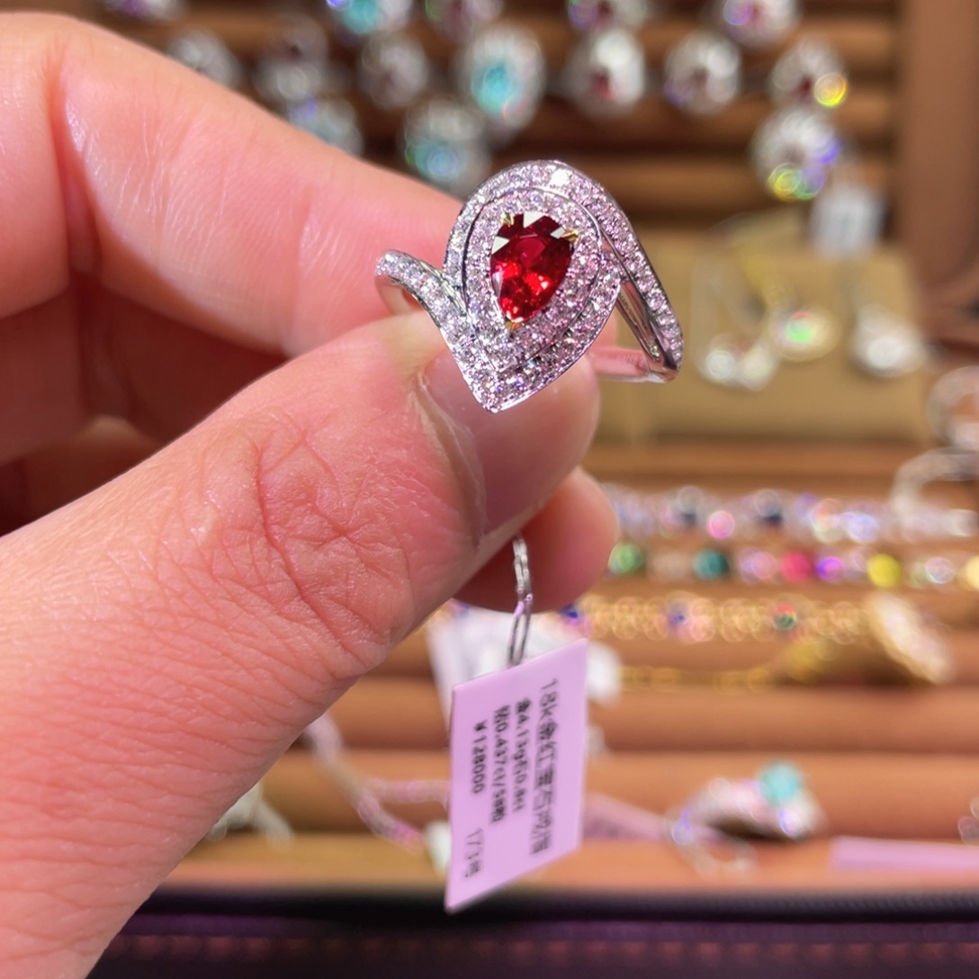 18K金镶嵌戒指红宝石