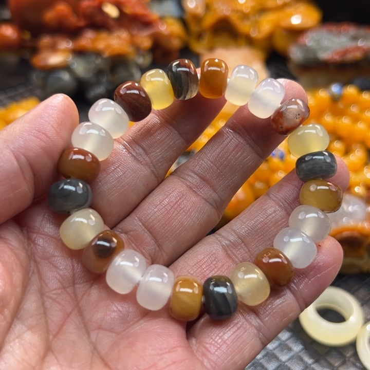 石英质玉（黄龙玉）颈饰未镶嵌