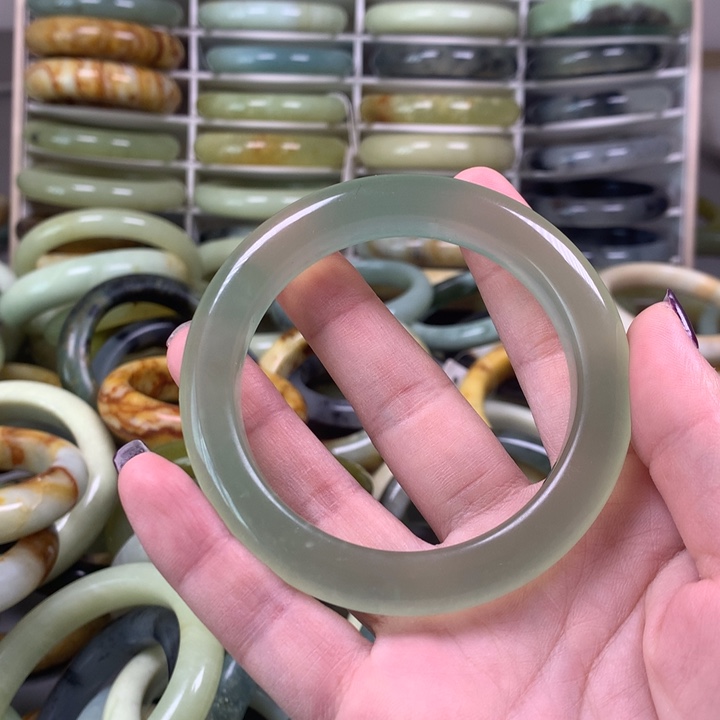 蛇纹石玉手镯未镶嵌