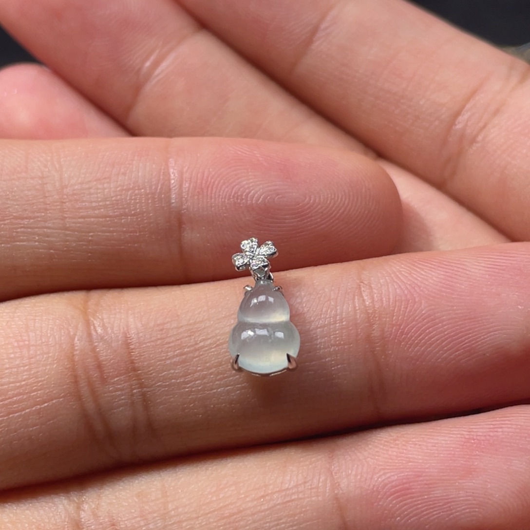 颈饰18K金镶嵌翡翠吊坠