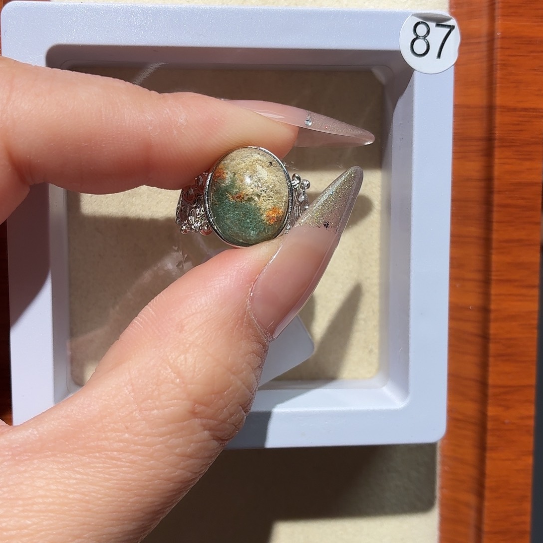 如***一银S925镶嵌水晶戒指