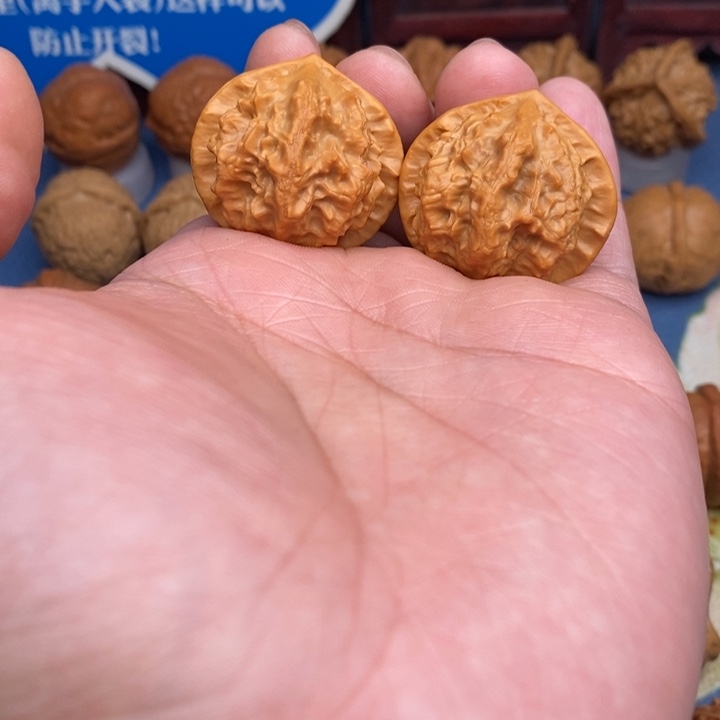 文玩核桃把件蝴蝶官帽