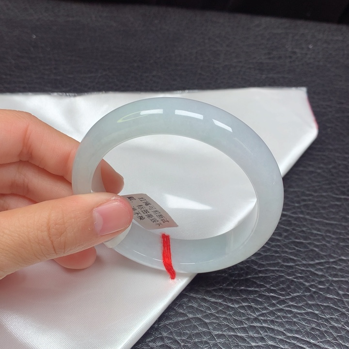 翡翠手镯未镶嵌。