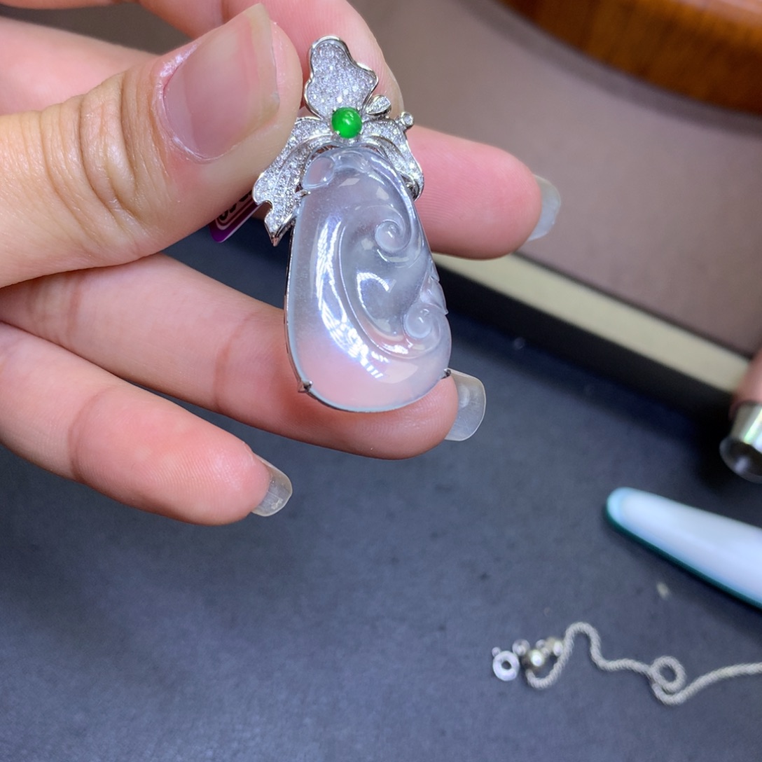 翡翠颈饰18K金镶嵌翡翠