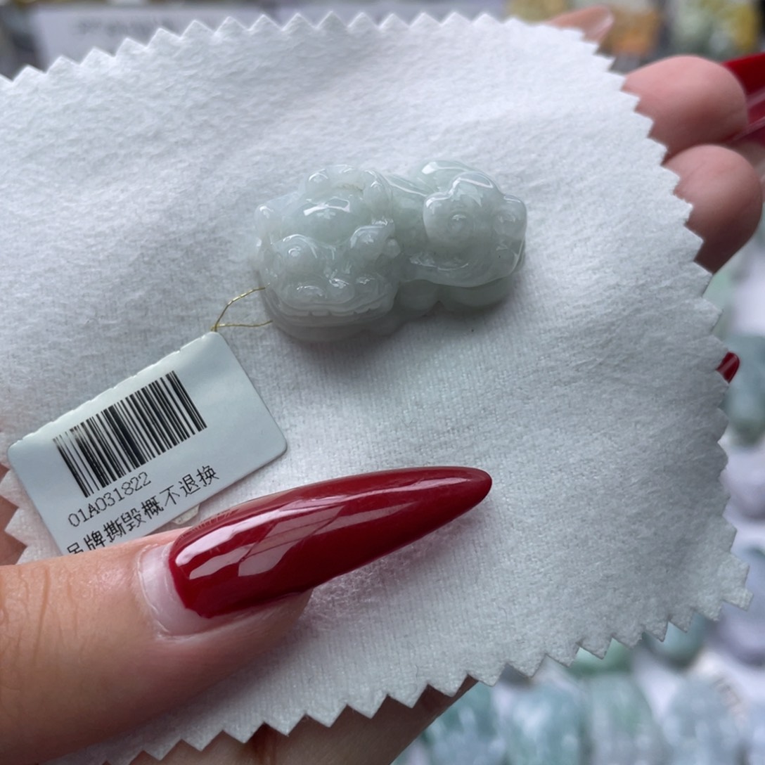 翡翠未镶嵌颈饰貔貅