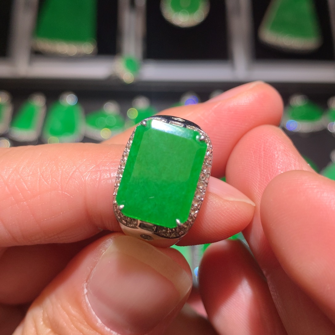 翡翠颈饰18K金镶嵌翡翠