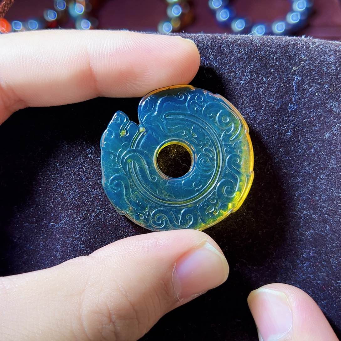 蓝珀珠宝奇石未镶嵌鱼化龙雕刻蓝珀